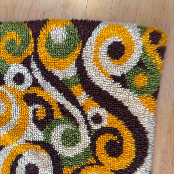 Groovy 70s Latch Hook Rug - Picture 5 of 6